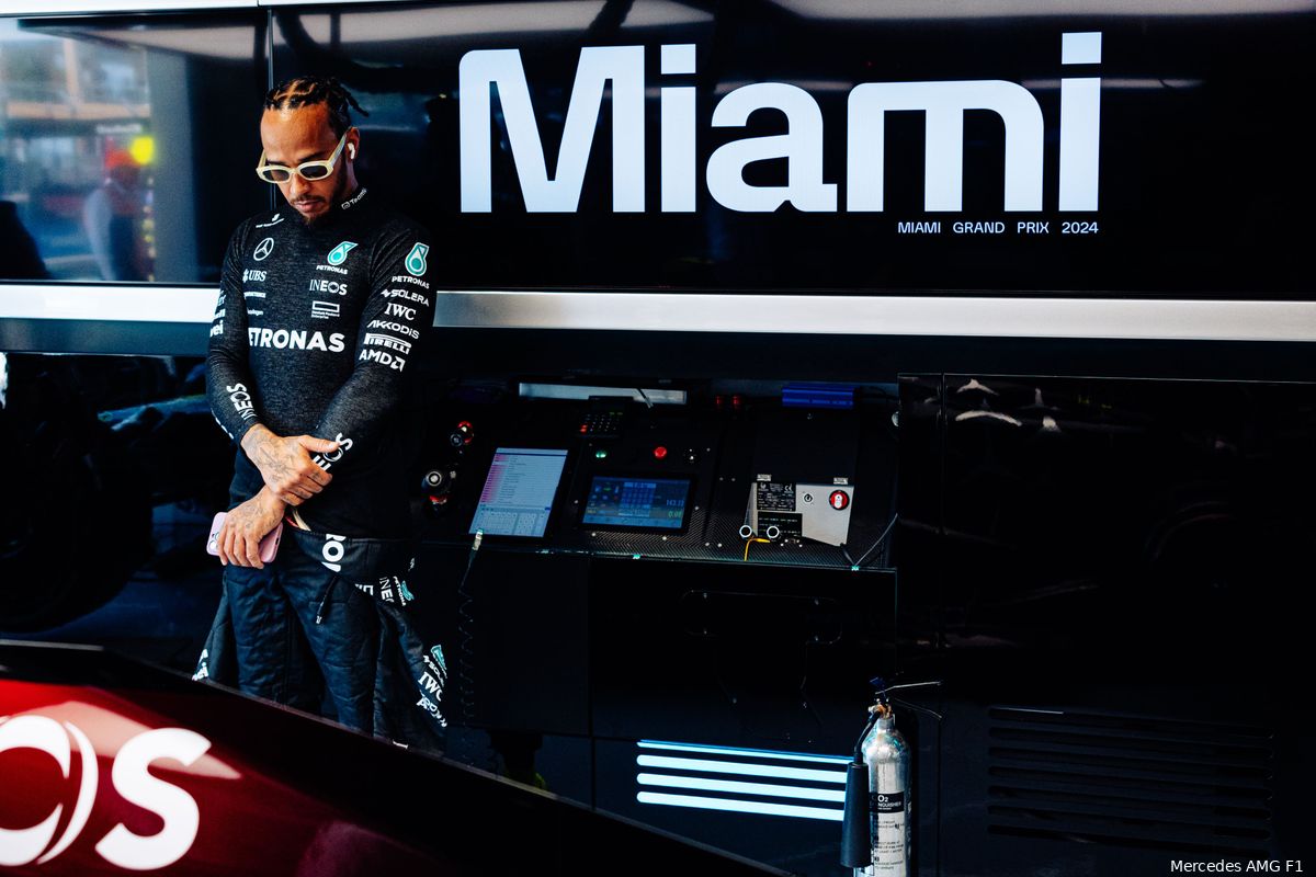 Hamilton wordt terechtgewezen in Engeland: 'Je gebruikt de Aston Martins als kegels'