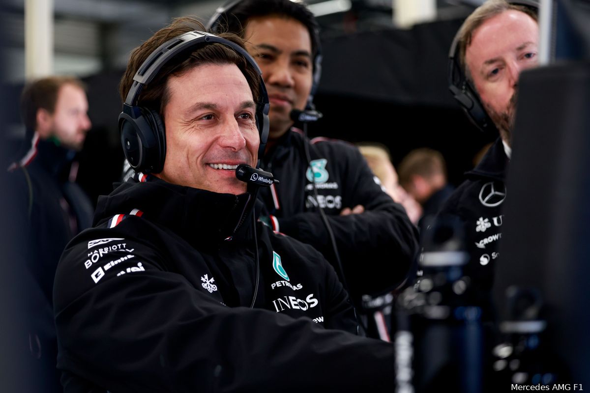 Wolff legt dilemma Mercedes bloot: ‘Stoppen we één keer, stoppen we twee keer?'