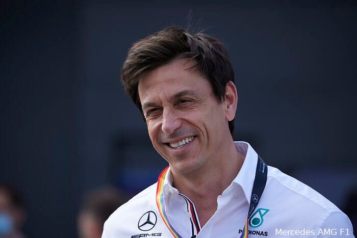 Wolff blij met coronabeleid in Formule 1: 'Vooral de coureurs dragen altijd de maskers'