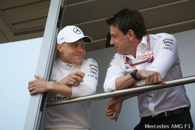 Unieke beelden: Bottas en Wolff flink naar de gallemiezen in de club na nederlaag