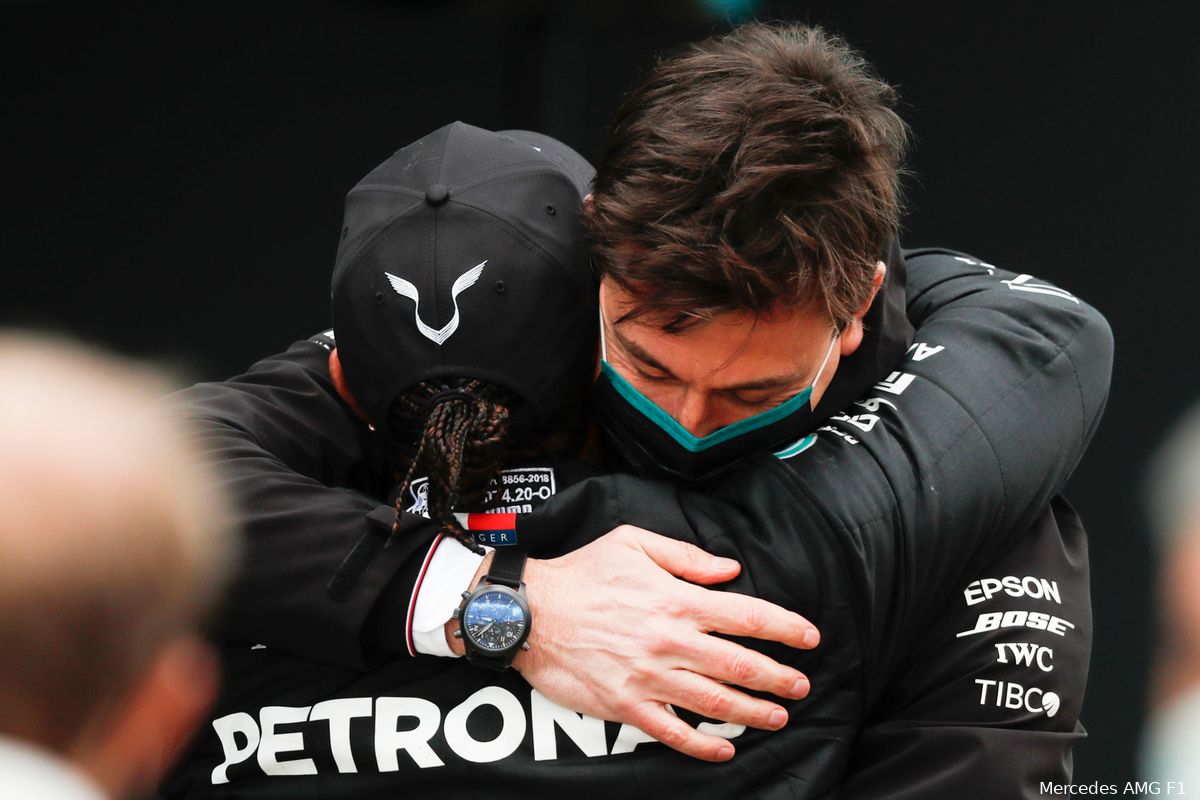 Wolff hint op heropleving Hamilton: 'Tegenslag haalt het beste in hem naar boven'