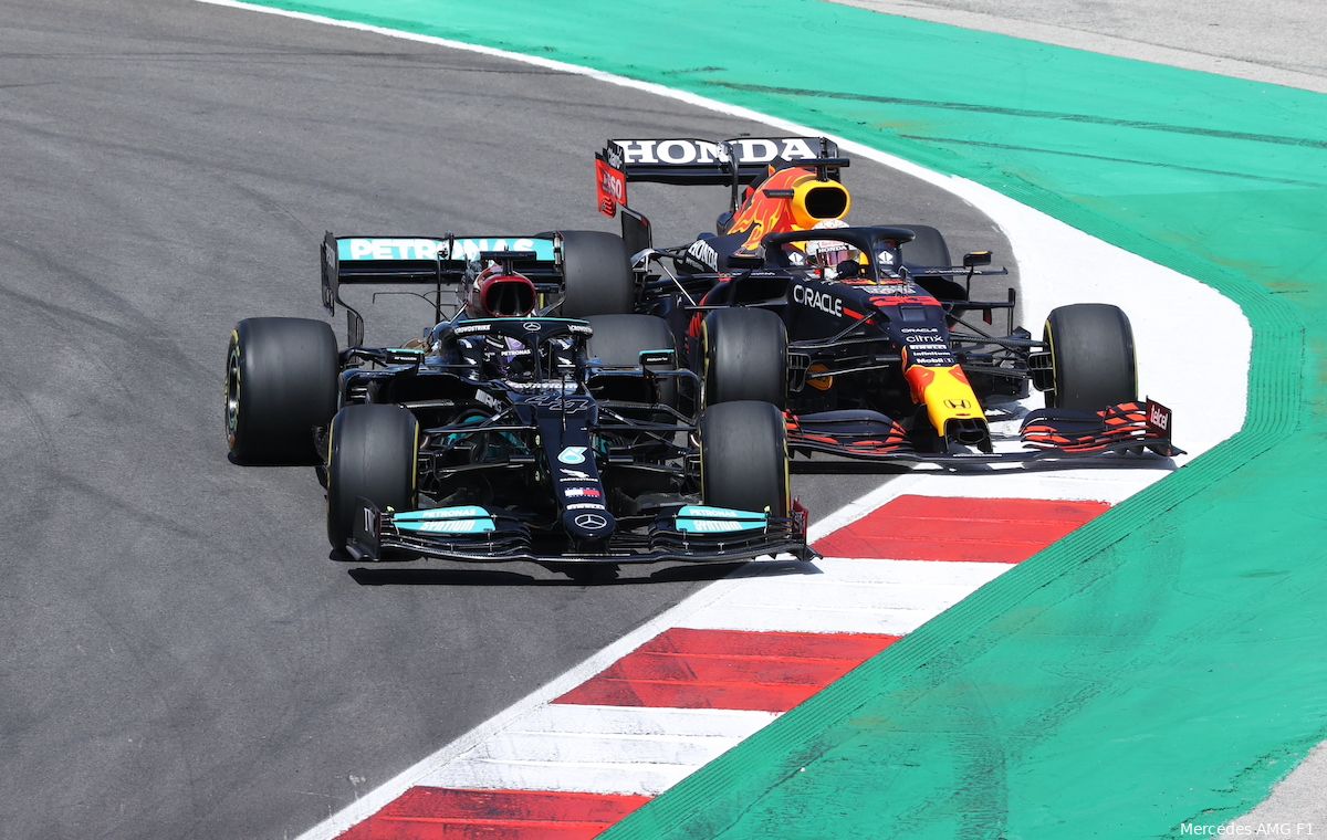 Davidson vergelijkt Verstappen en Hamilton: 'Verstappen zoekt baanlimieten op'