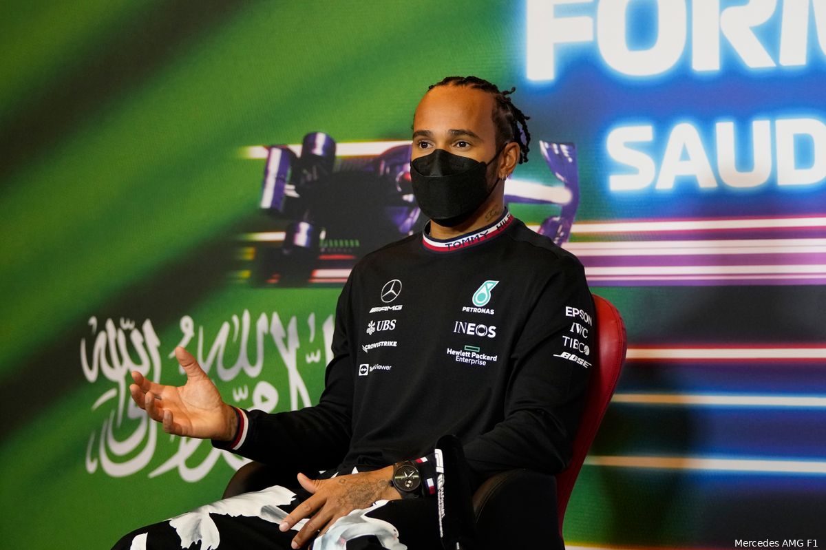 F1-commentatoren onder de indruk van Hamilton: 'Hij weet dat hij zal winnen'