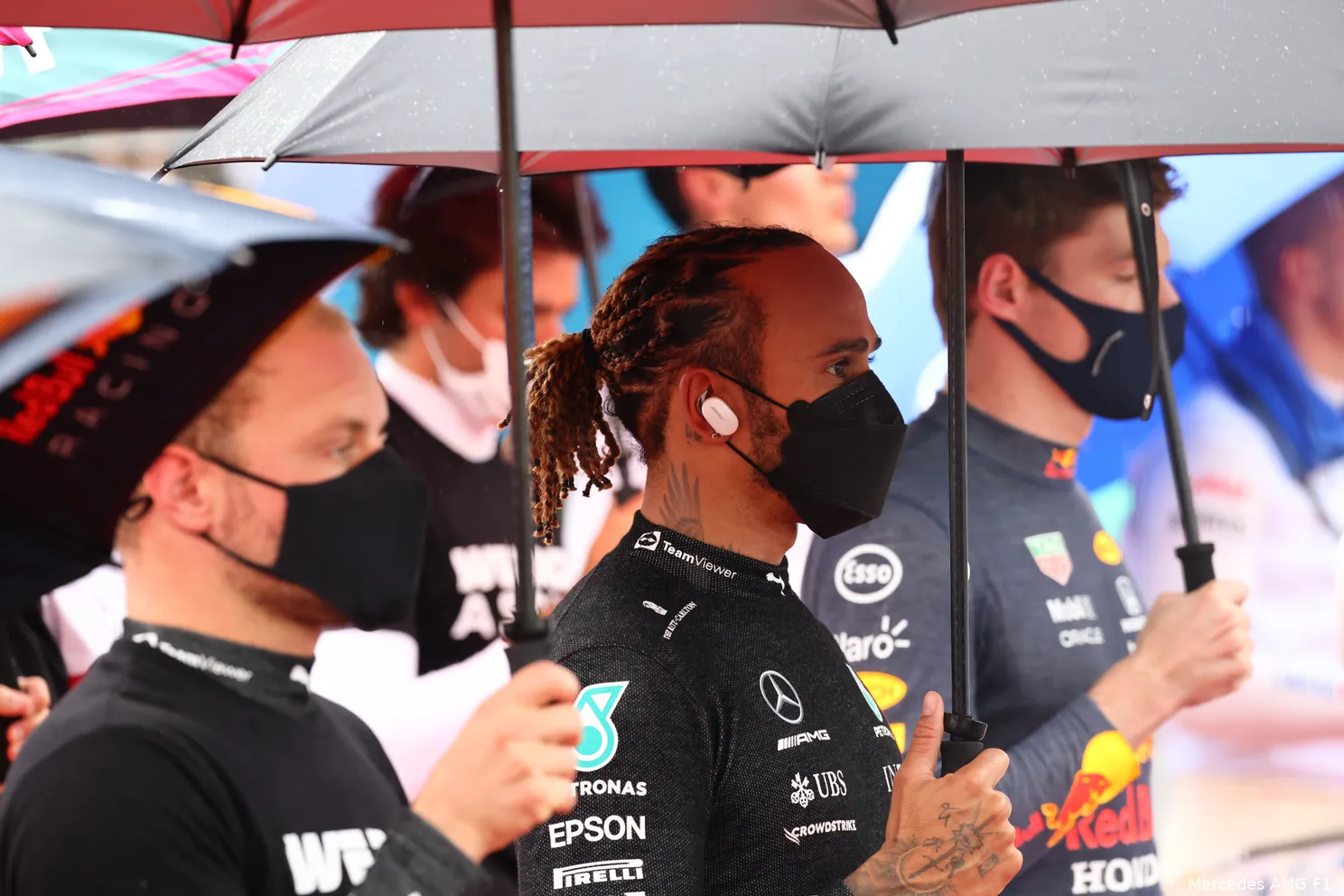 valtteri bottas lewis hamilton max verstappen paraplu
