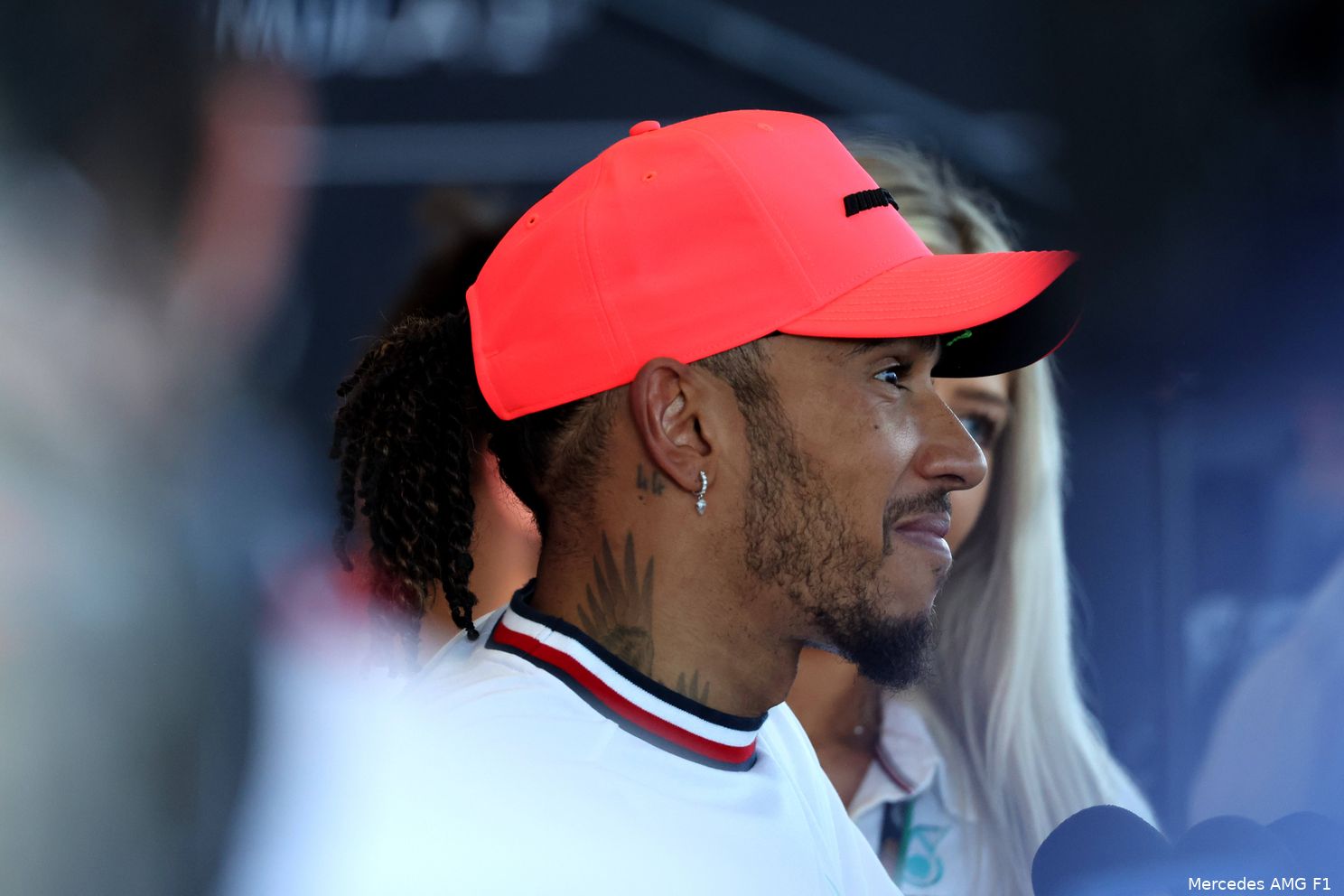 Lewis Hamilton, een man tatoeages en sieraden, weigerde de reglementen van de FIA op te volgen, en kwam er lang mee weg. (Foto: Mercedes AMG F1)&nbsp;