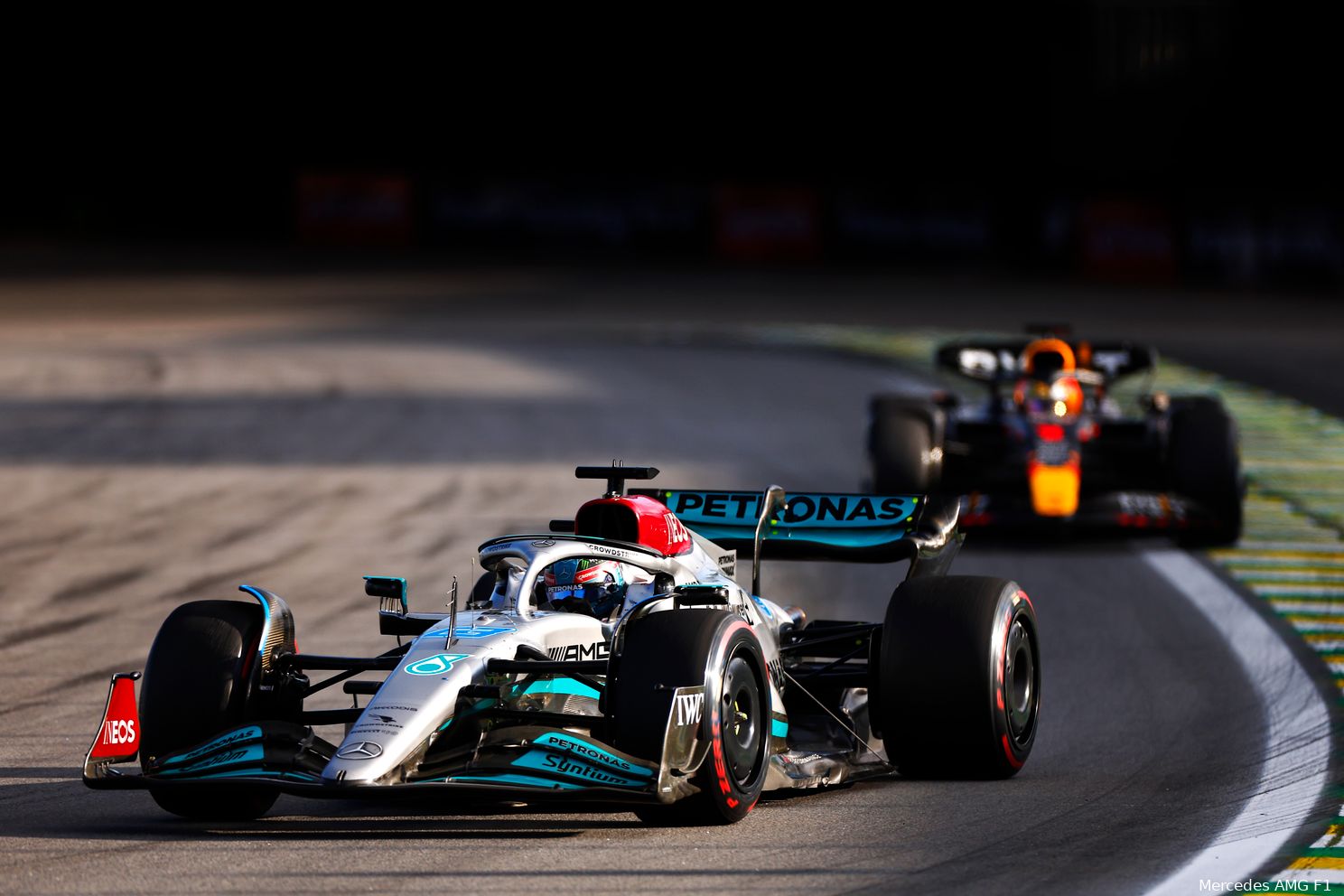 George Russell nam de leiding over van Max Verstappen in de Sprint van Brazilië 2022