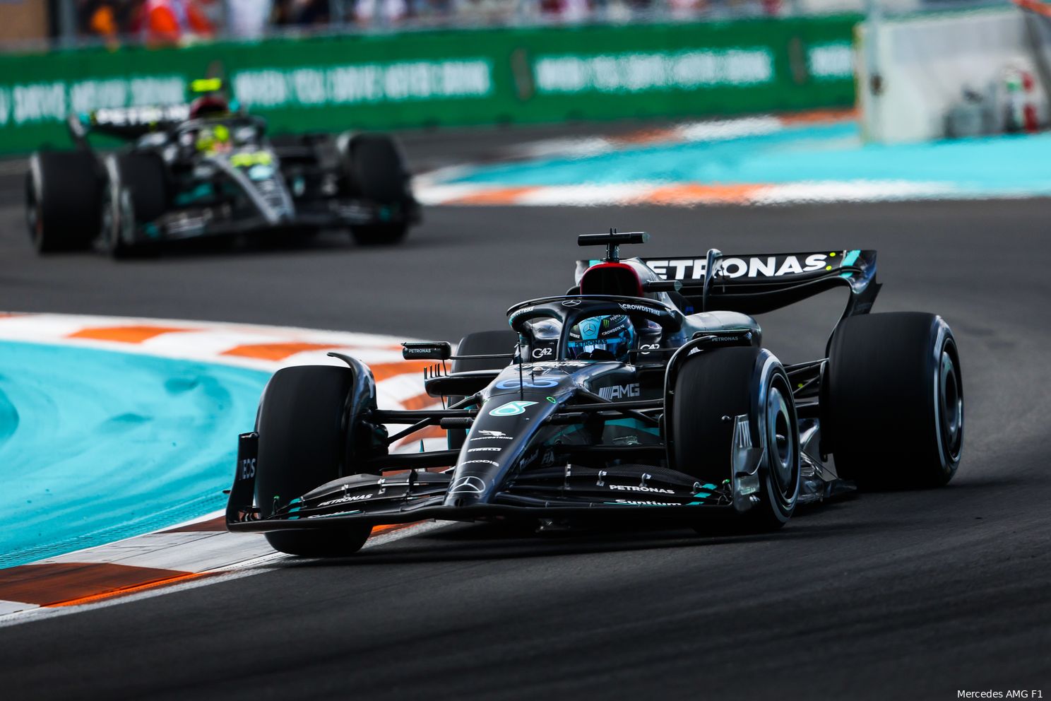 Hamilton moest zijn plek afstaan aan Russell (foto: Mercedes AMG F1)