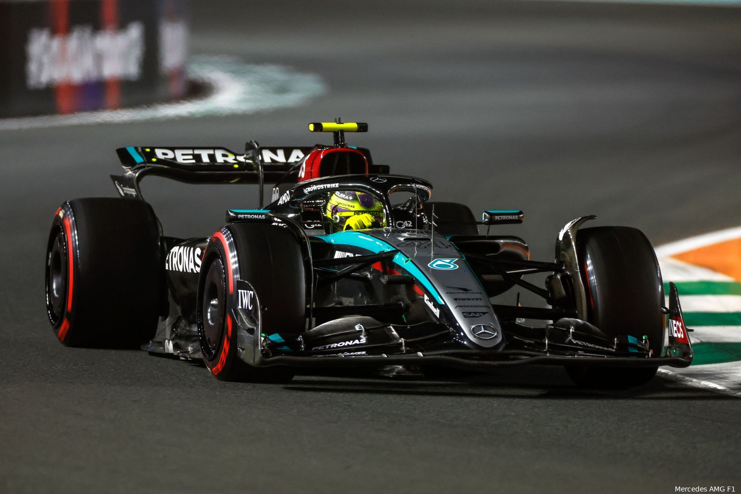 Hamilton blijft strijden, maar is realistisch: 'Verstappen heeft al 51 punten en ik acht'