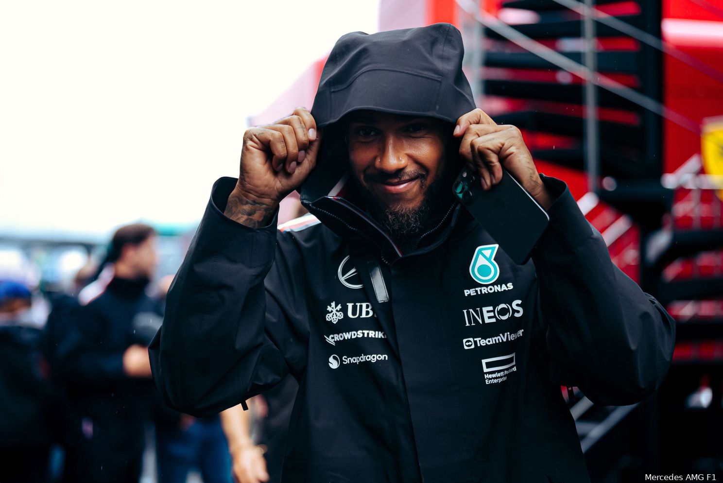 Lewis Hamilton over riskante zet: 'Bijna iedereen zei dat ik moest blijven'