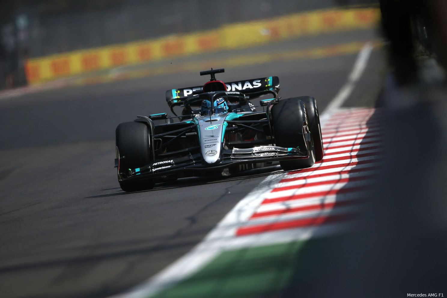 Wolff niet blij na derde grote crash van Mercedes dit jaar: 'We zitten zwaar in de problemen'