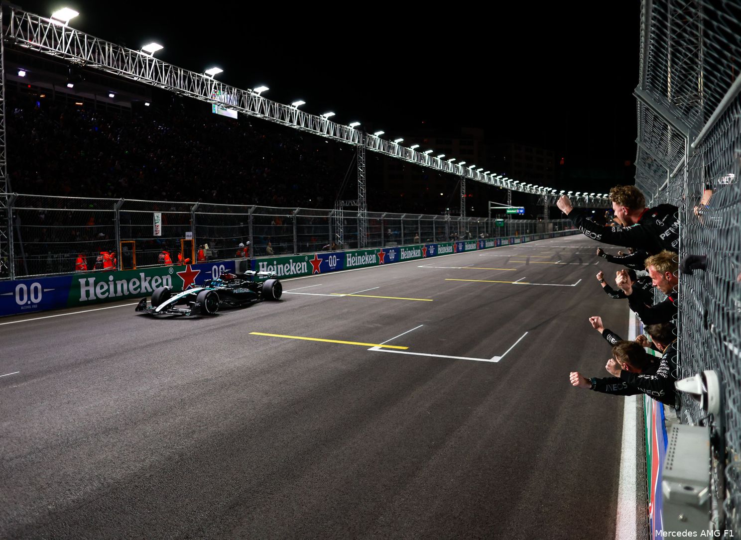 Russell heeft enkel bewondering voor titel Verstappen: 'Dat deden zijn rivalen dus niet'