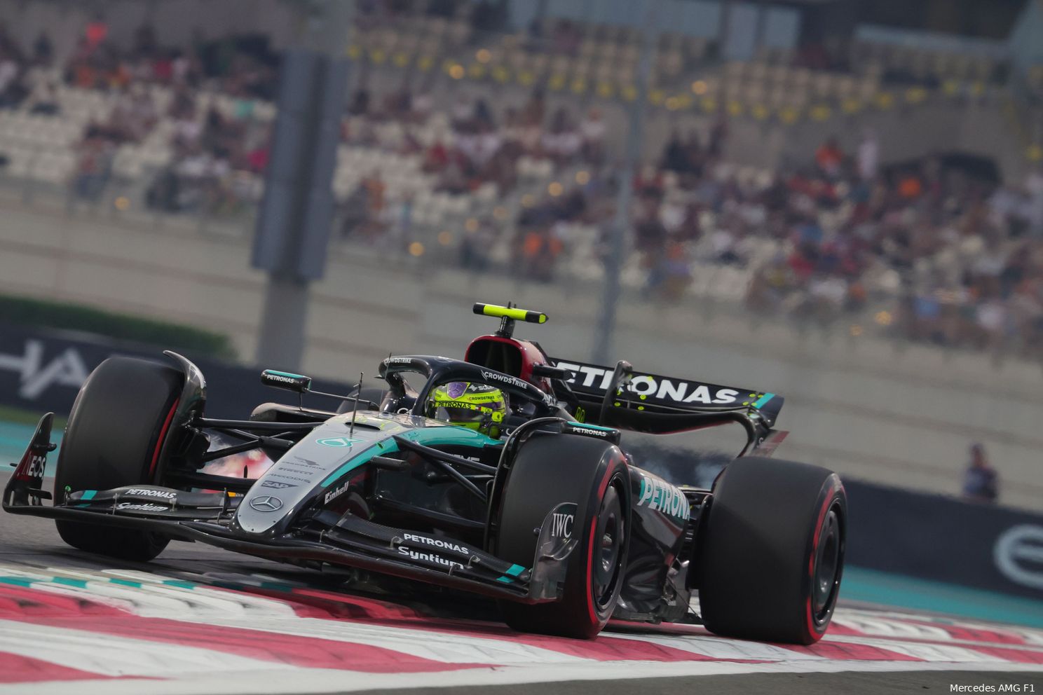 Lewis Hamilton, kwalificatie Abu Dhabi 2024, uitgeschakeld door een plastic verkeerspaaltje.