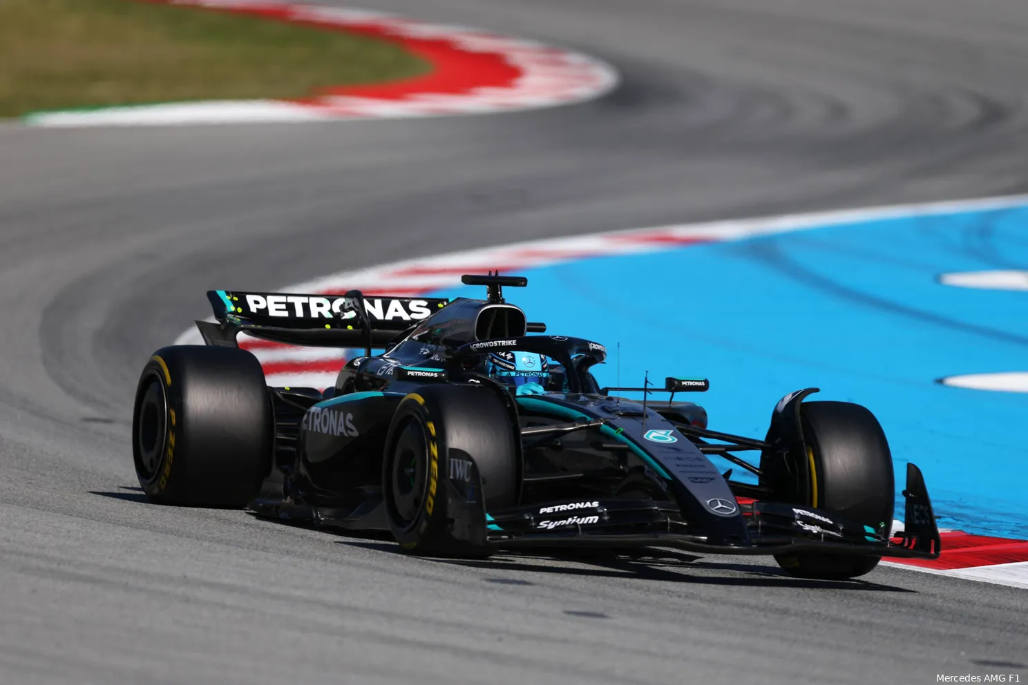 Russell heeft sprankje hoop om McLarens en Verstappen te bestrijden: 'Enig lichtpuntje'