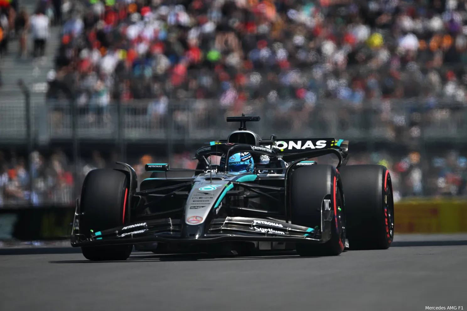 Russell voelt de bui al hangen en vraagt om hulp tegen Verstappen: 'Misschien kan Musk helpen'