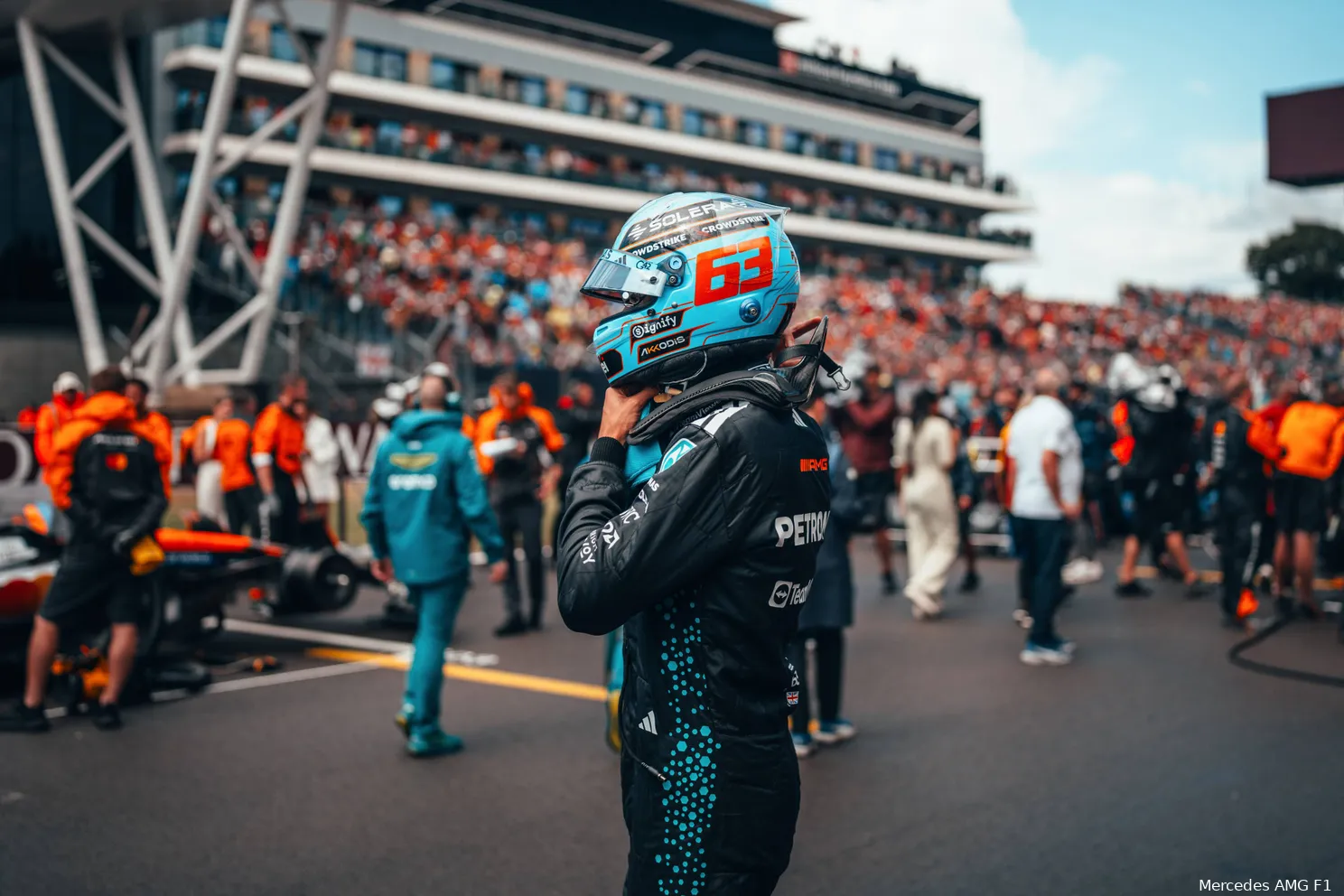 george russell mercedes 2025 silverstone groot brittannie zondag grid helm 1