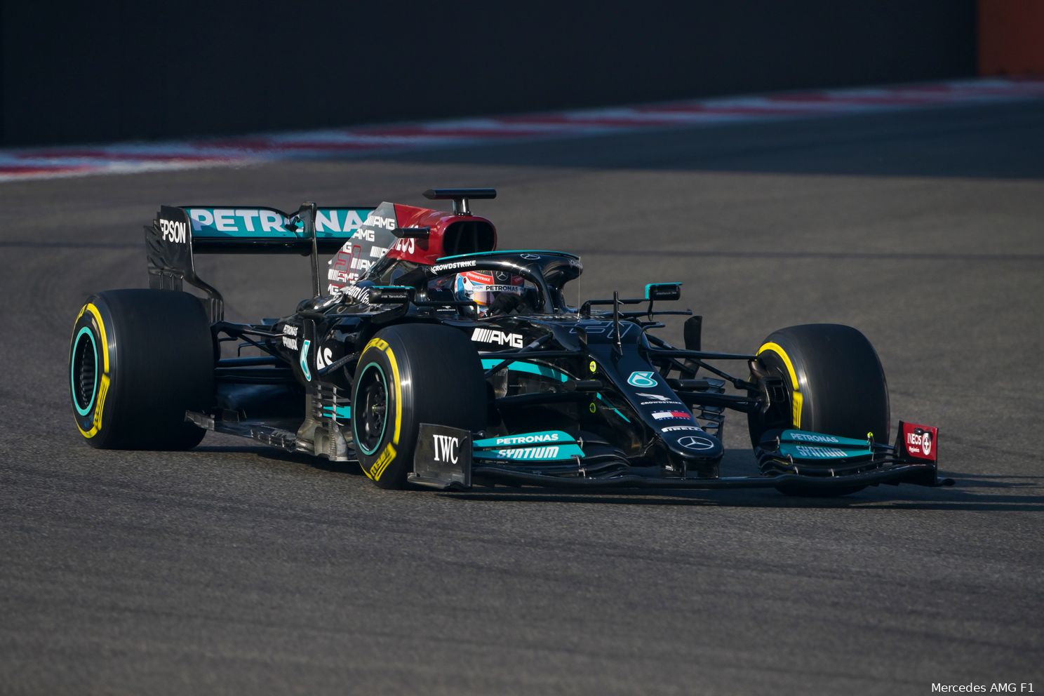 In beeld | Wereldkampioen Verstappen test nieuwe Pirelli-banden in Abu Dhabi