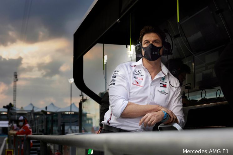 Wolff: ‘Moeilijk om met drie motoren het seizoen door te komen’