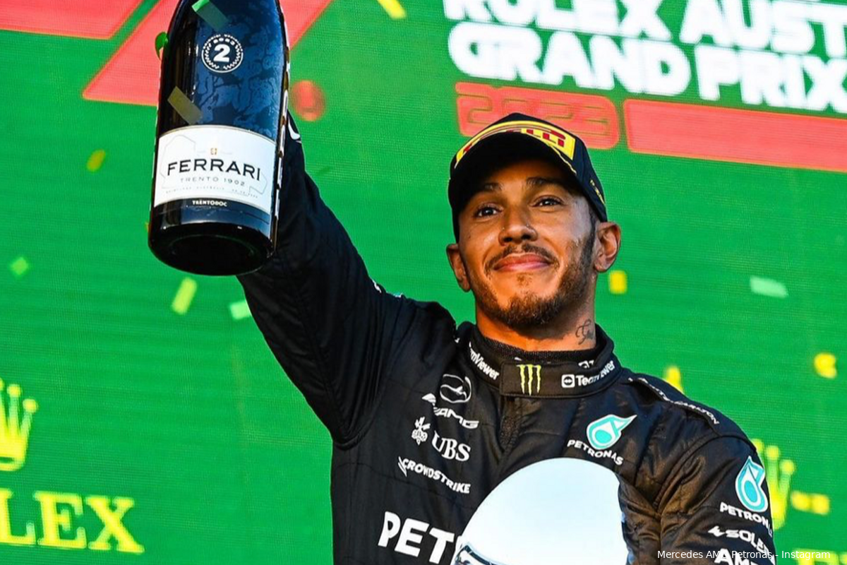 Hamilton wil serieus gesprek met Mercedes over performance auto: 'McLaren levende bewijs...'