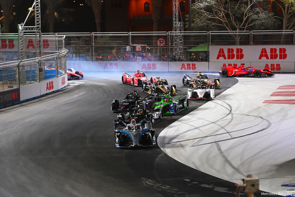 Formule E in Riyadh | De Vries ziet tweede race in het water vallen, Frijns pakt P2