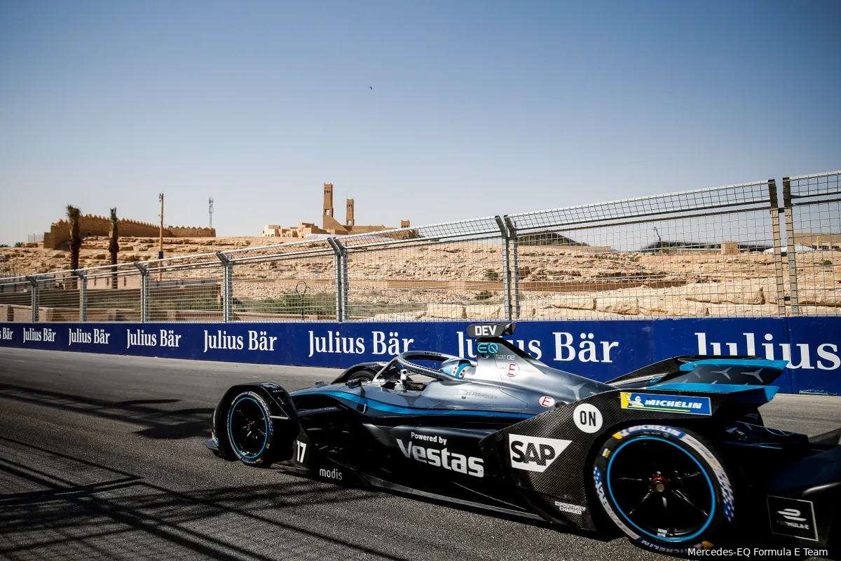 Ondertussen in de F1 | Het moment dat Nyck de Vries wereldkampioen werd