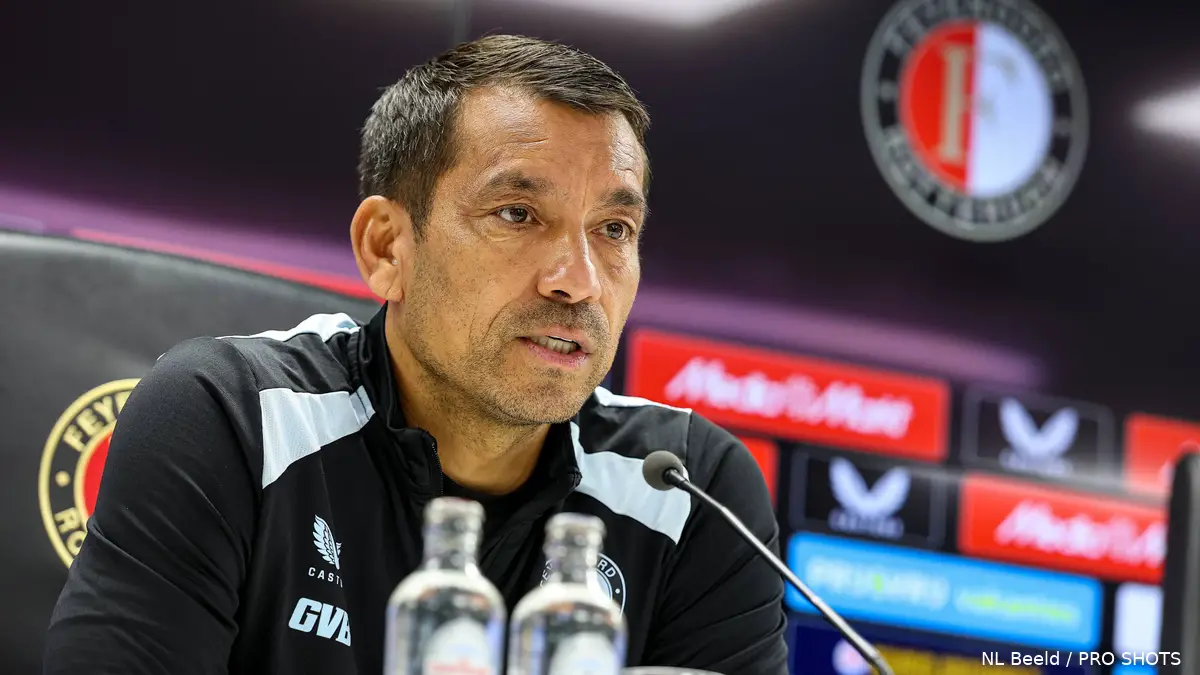 Van Bronckhorst holds press conference ahead of PSV match