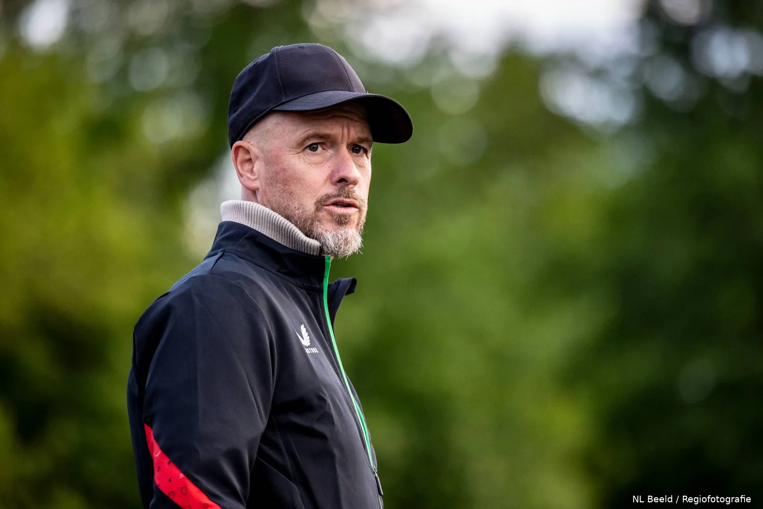 erik-ten-hag-fc-twente-all-stars-traditionsmannchaft-schalke-04-trainer-2024-2025