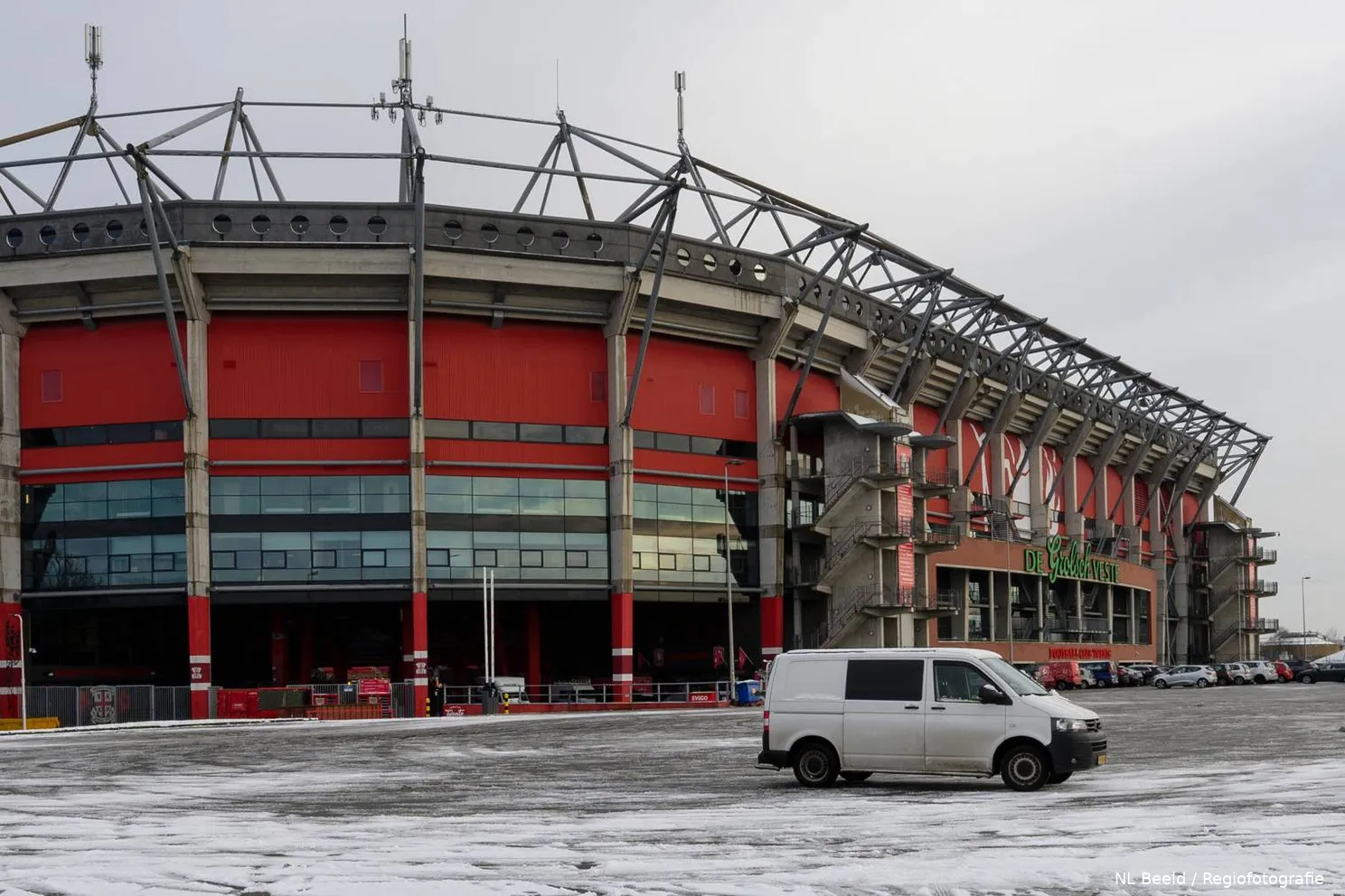 grolsch-veste-sneeuw-close-up-busje