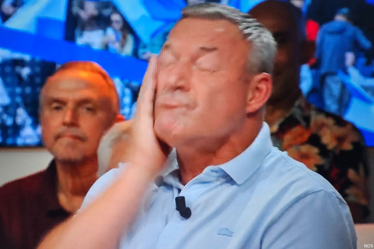 Opmerkelijk: Jans slaat zichzelf in het gezicht aan tafel bij Studio Voetbal