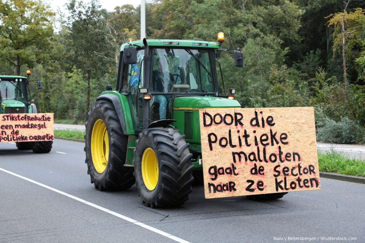 It's on! Boeren demonstreren overal, hooibalen staan in brand, sommigen boeren op weg naar Den Haag