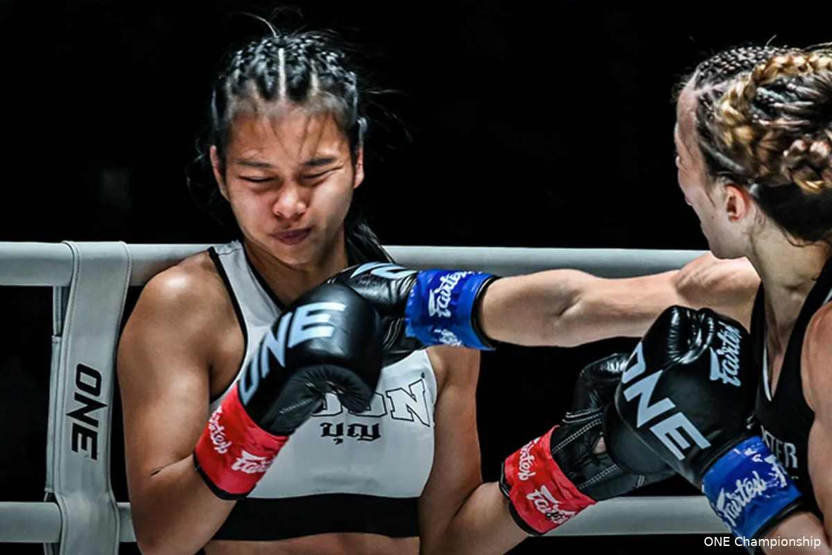 Kickbokser Supergirl rent weg tijdens wedstrijd: 'Doet ze anders nooit' (video)