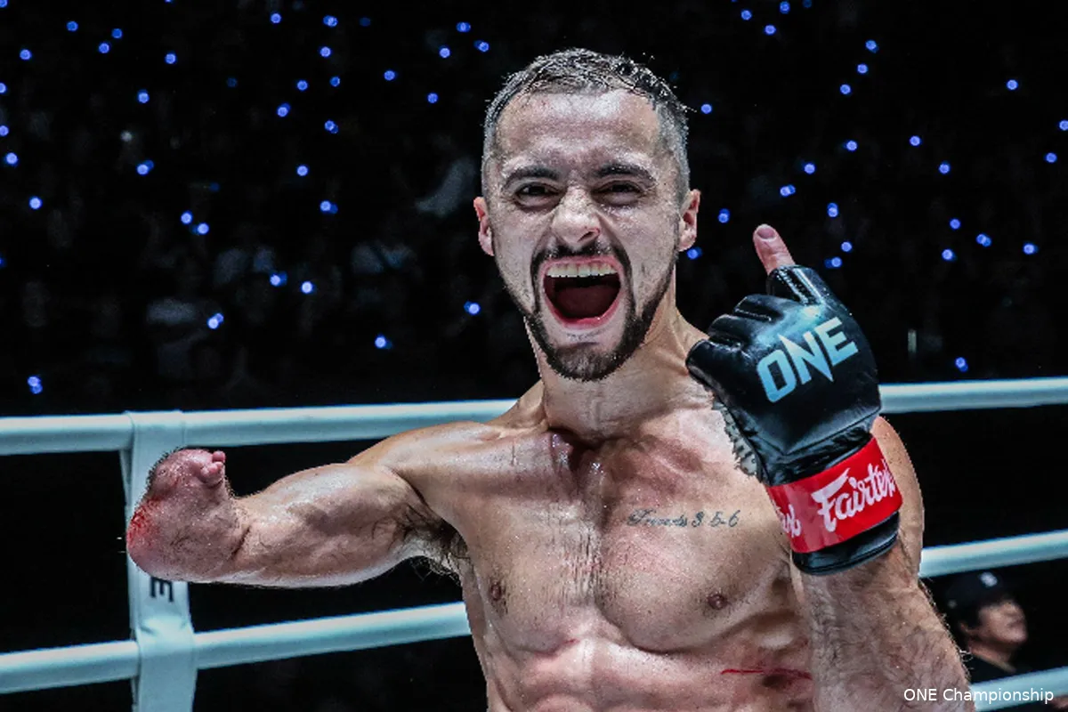 Eénarmige kickbokser Peacock wint debuut gevecht bij ONE Championship (video