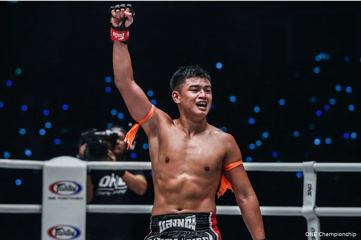 Thaibokser Patakake behaalt spectaculaire overwinning: 'Rivaal kansloos'