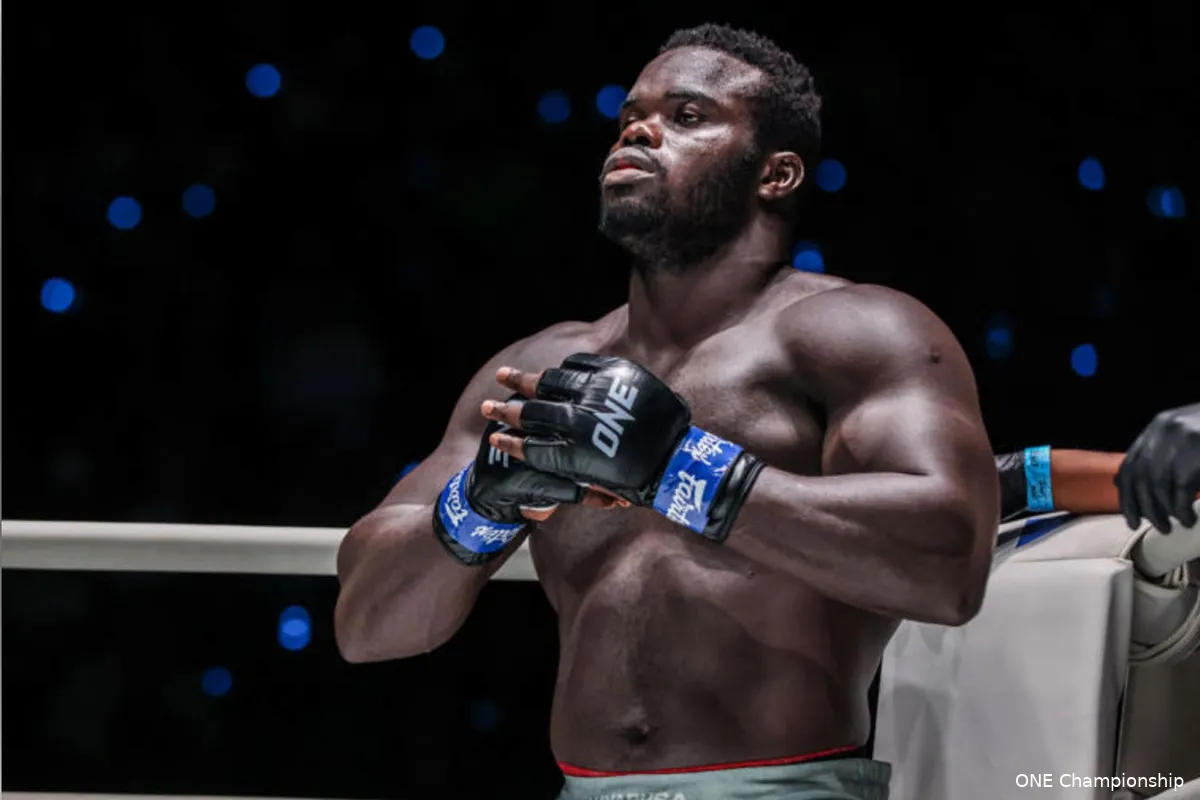 'Ketchup!' Senegalese Vechtmachine gaat tegenstander slopen