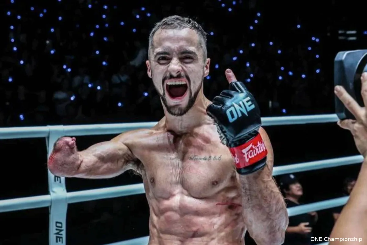 Kickbokser met één hand laat tegenstanders beven - Hier is waarom!