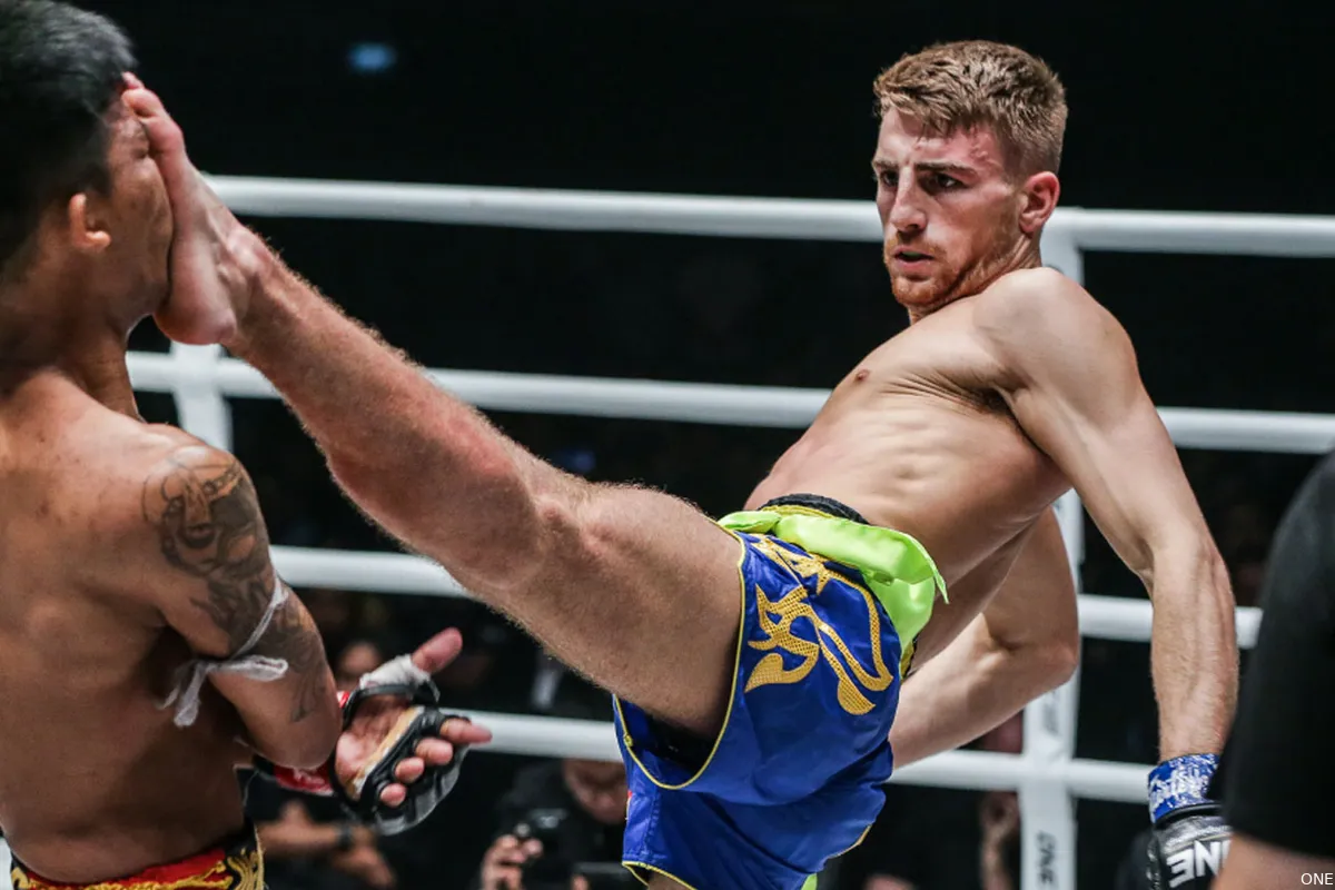 Jonathan Haggerty ontkurkt genadeloze Headkick en pakt tweede ONE wereldtitel | video