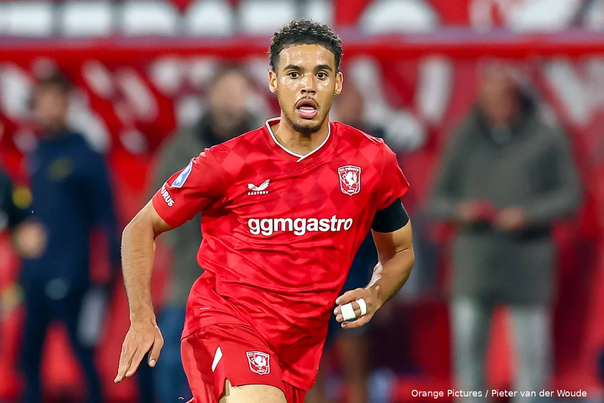 daouda-weidmann-medium-aan-de-bal-fc-twente-nac-breda-2025-2026