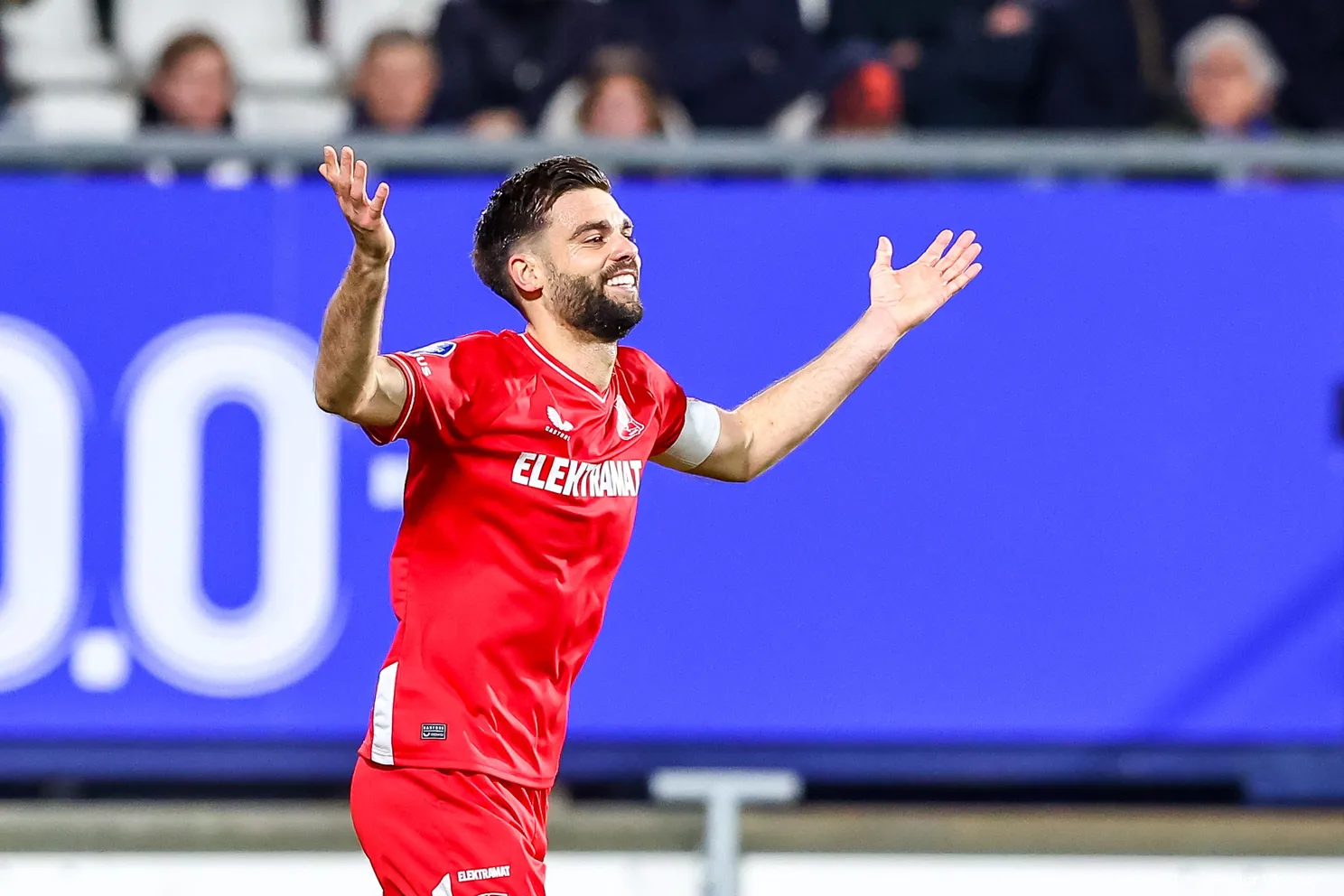 robin propper juicht na goal doelpunt sc heerenveen fc twente 2023 2024