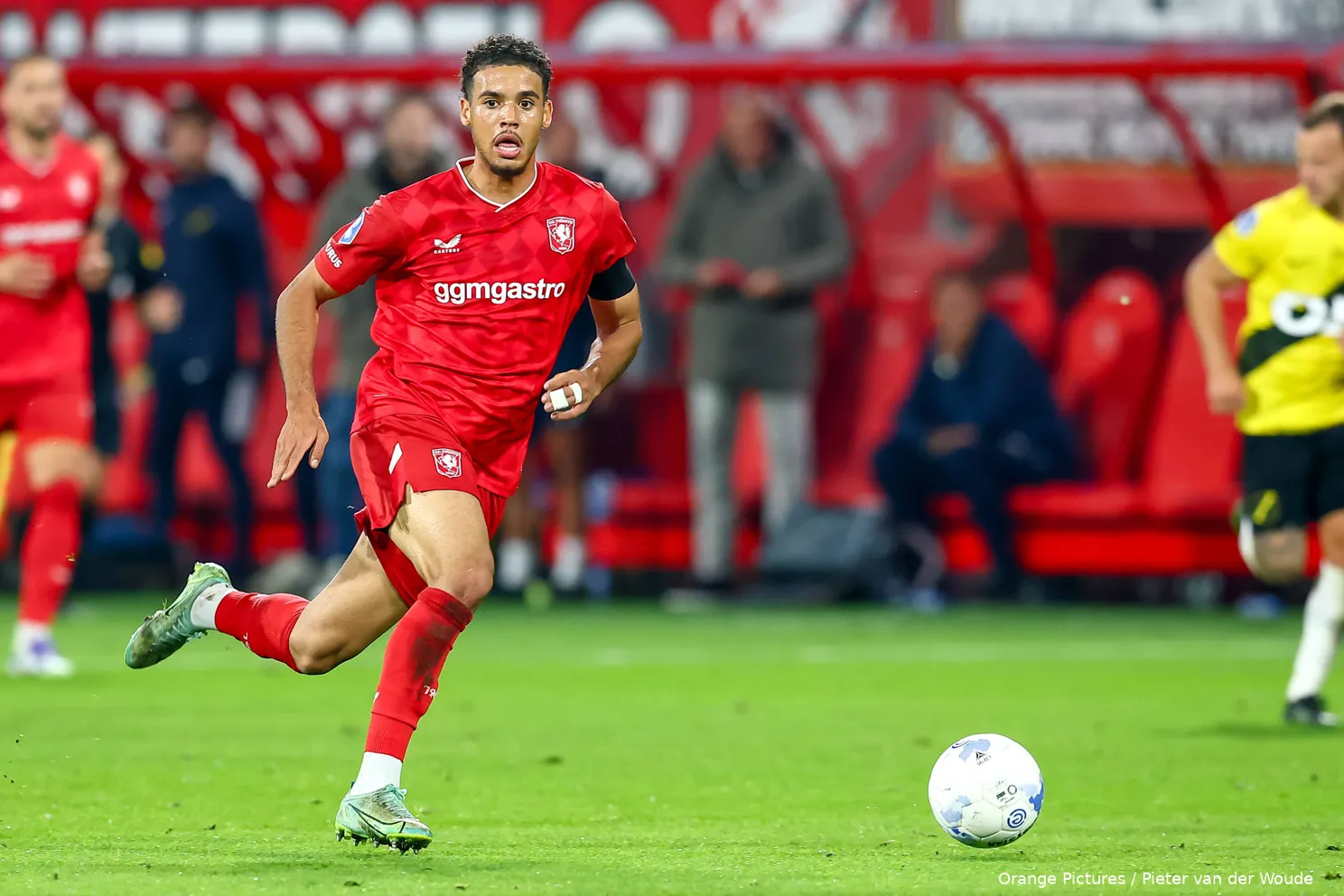 daouda-weidmann-aan-de-bal-fc-twente-nac-breda-2025-2026