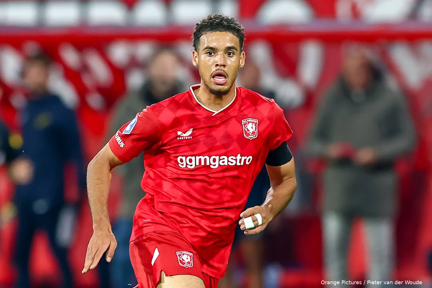 daouda-weidmann-medium-aan-de-bal-fc-twente-nac-breda-2025-2026