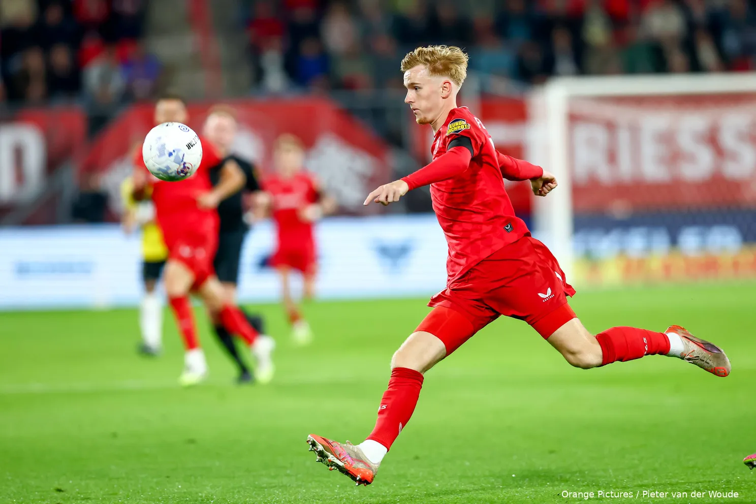 mats-rots-achter-de-bal-aan-fc-twente-fortuna-sittard-2025-2026