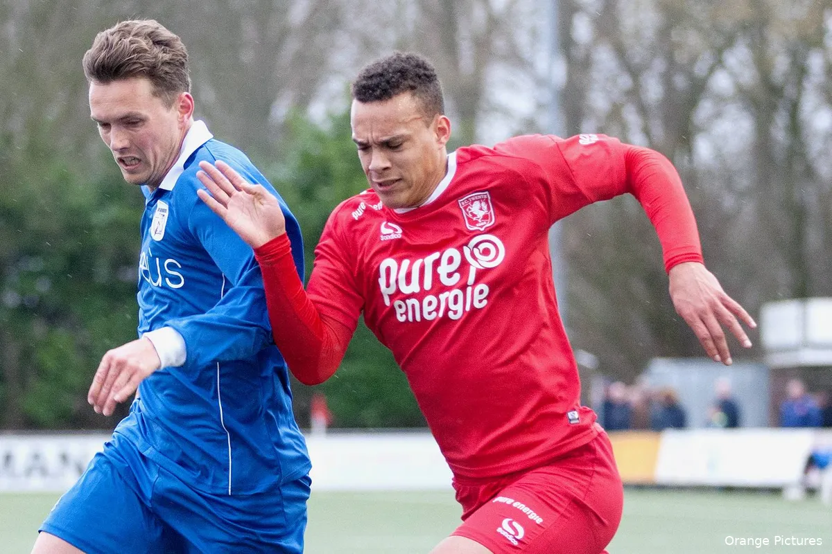 shaquile-woudstra-fc-twente-duel-rechtsback