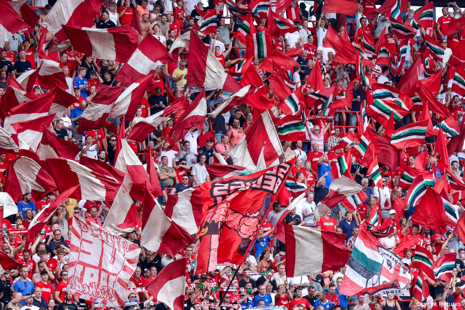 supporters vak p twente salzburg 2024 vlaggen