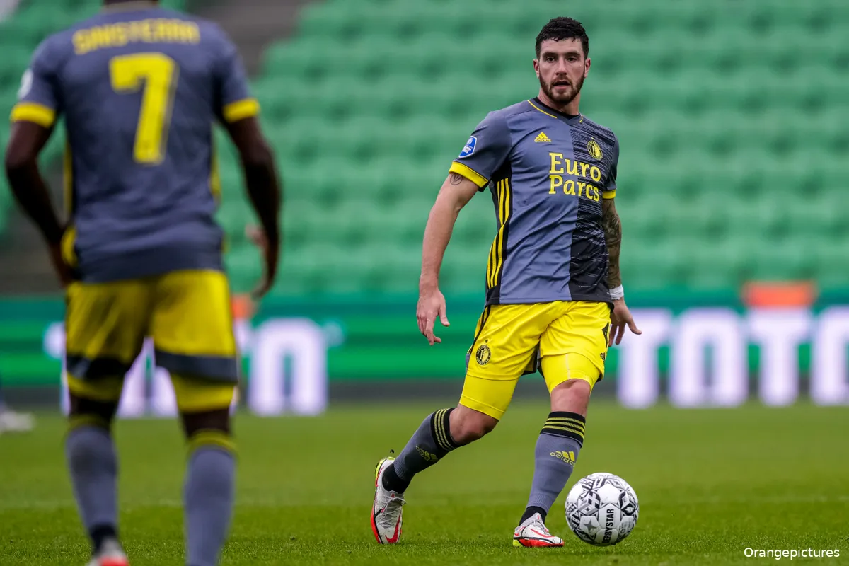 Slot neemt het op voor Senesi: ''Waar gevoetbald wordt, worden fouten gemaakt''