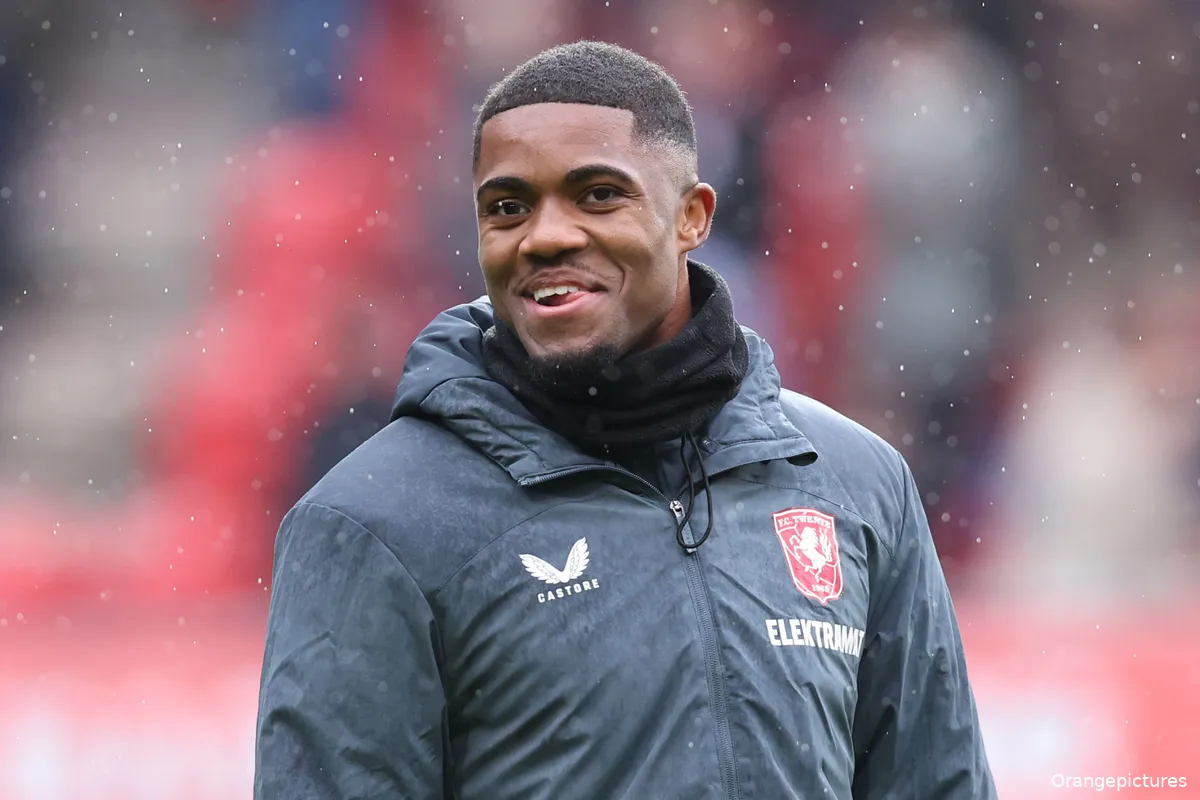 myron boadu lachend trainingsoutfit