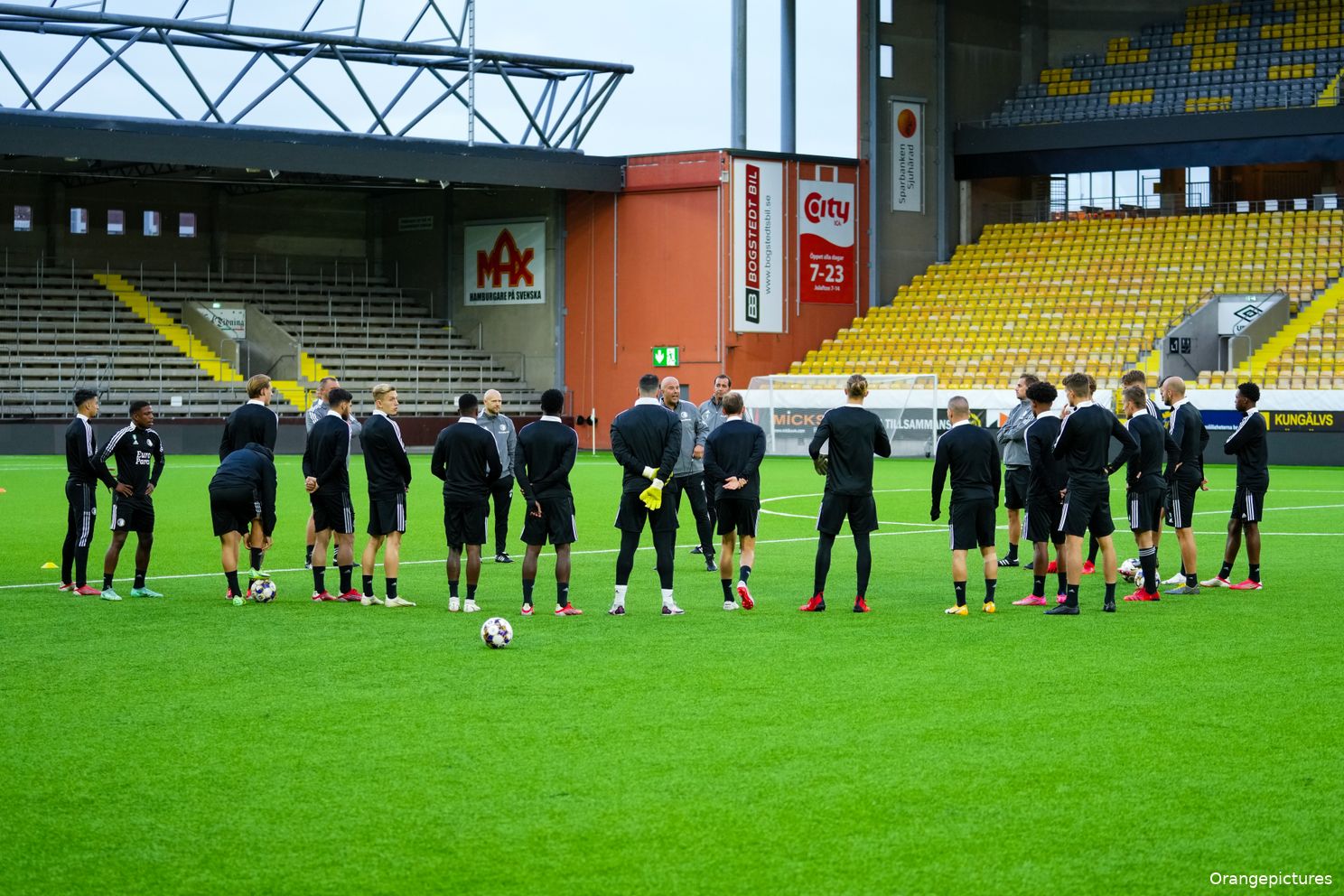 Feyenoord traint op kunstgras veld van Elfsborg (foto's)