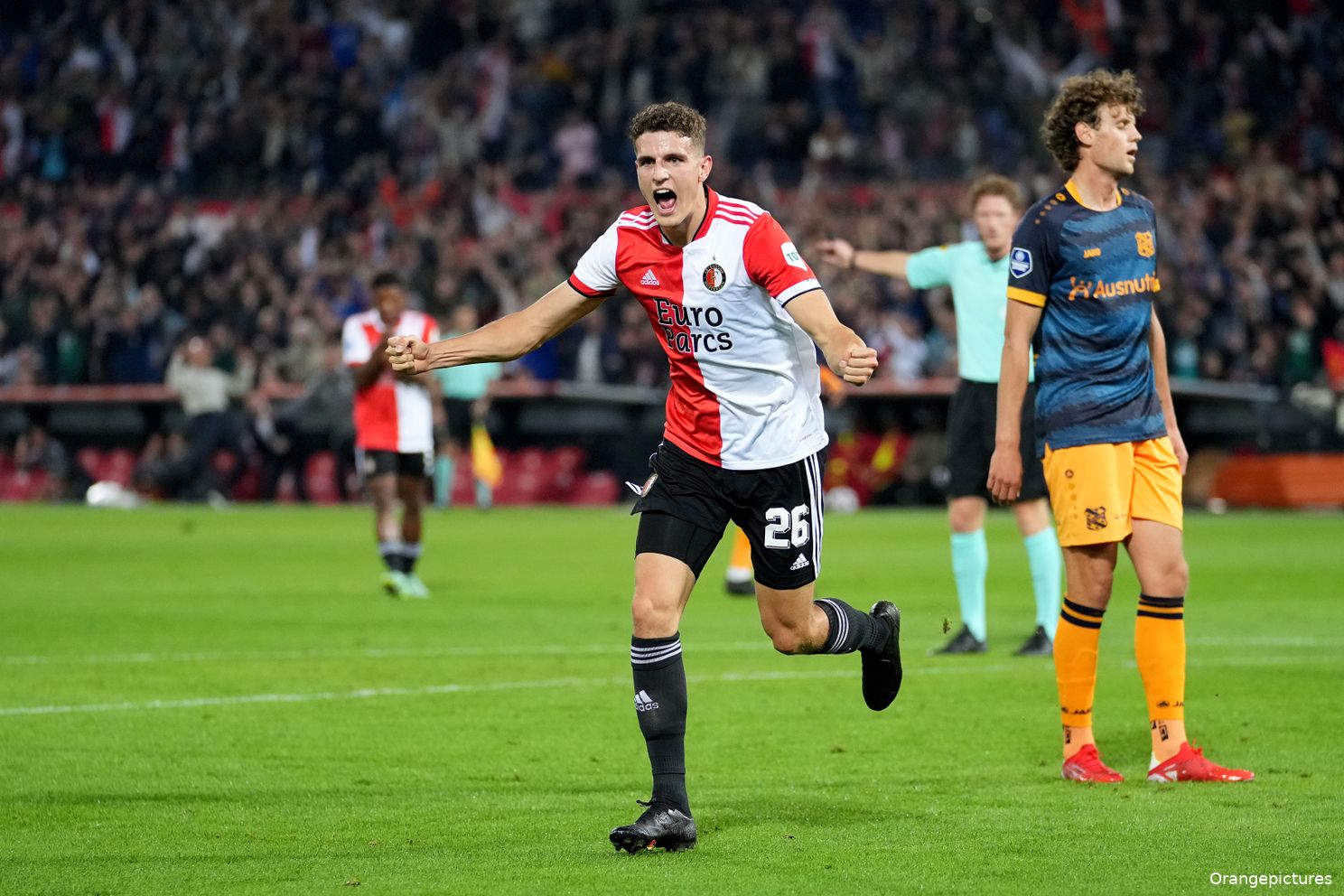 Feyenoord wint mede dankzij beauty Linssen van Heerenveen
