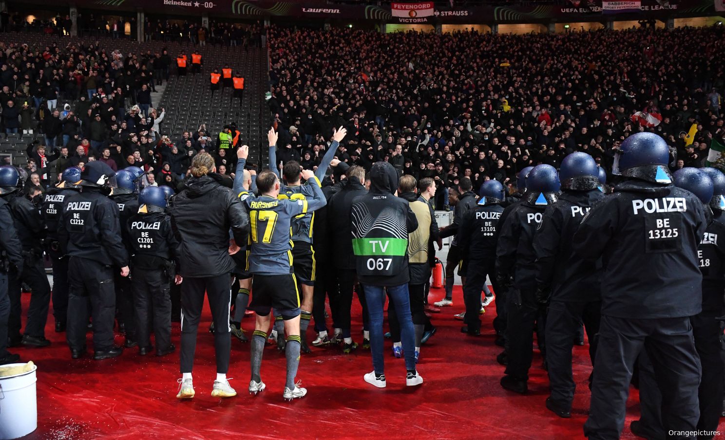Spelers en supporters vieren feest in Berlijn (video)
