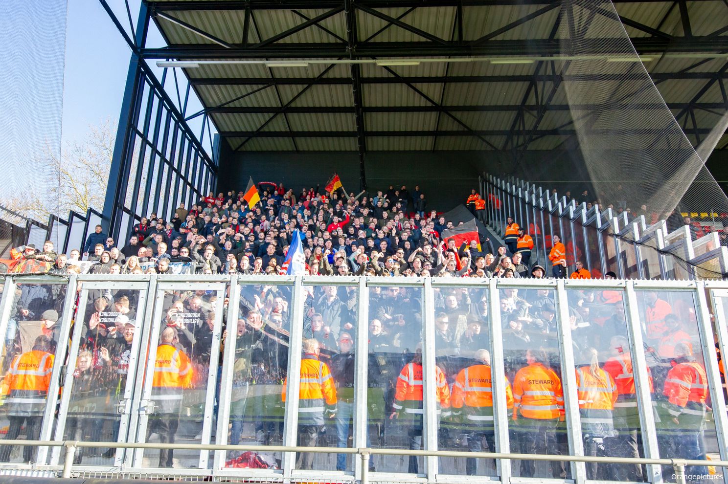 FC Twente grijpt in: Geen urine en bommen meer in thuisvakken door aanpassing uitvak