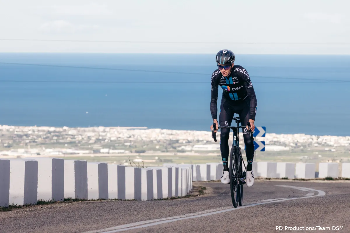 Bardet wil als underdog van DSM stunten in de Tour: 'Andere manier zoeken om tijd te winnen'