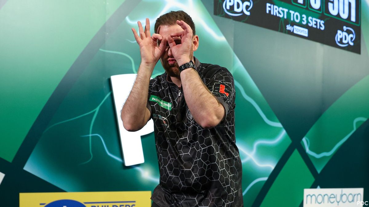 Berry van Peer throws 12 perfect darts in a row at World Darts